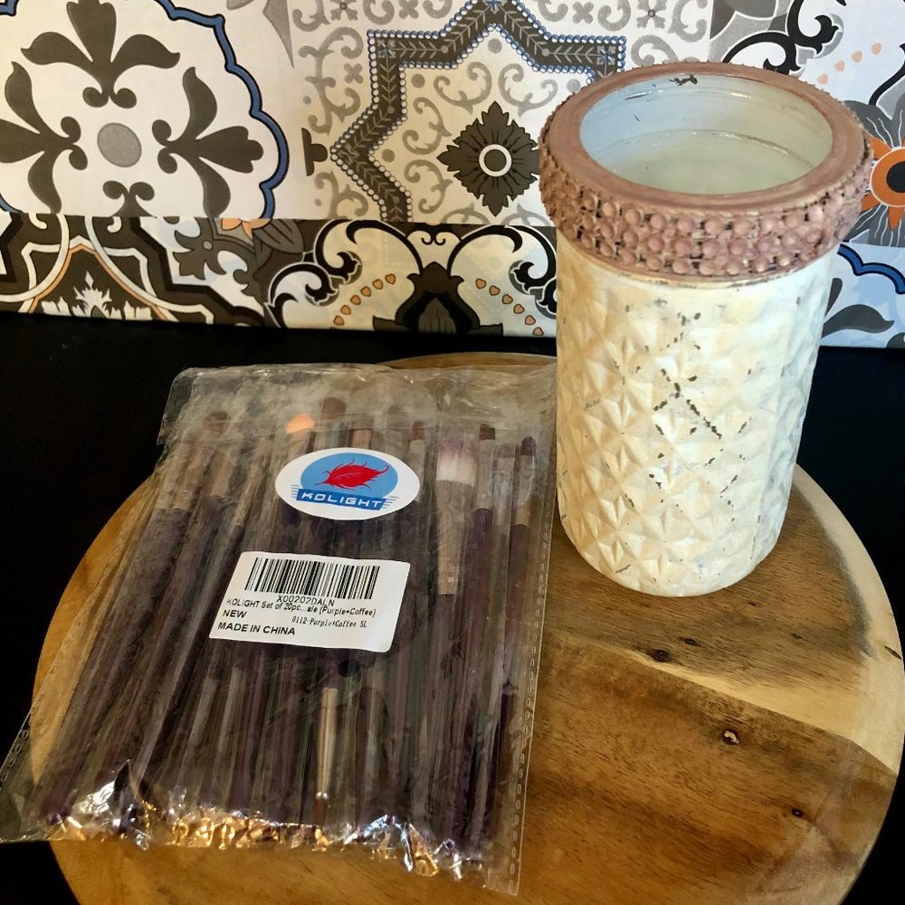 Hand-crafted /painted Jar with 20pc Cosmetic Brush Set
